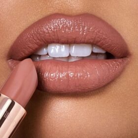 I Super Nudes K.I.S.S.I.N.G – RUNWAY ROYALTY